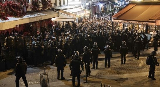 the street speaks out again in the center of Paris