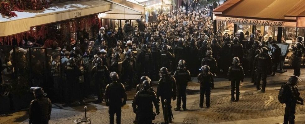 the street speaks out again in the center of Paris