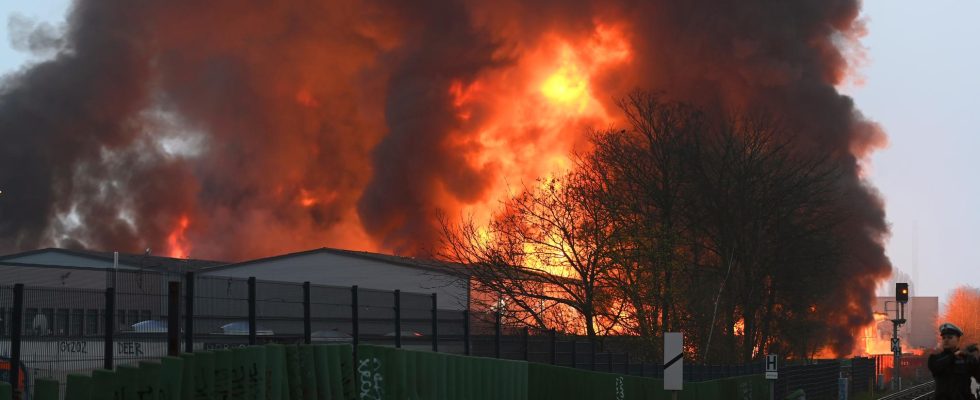 Big fire in Hamburg – extremely dangerous smoke