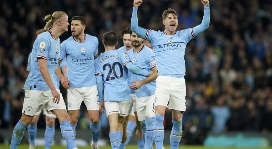 City humiliate Arsenal and close in on title