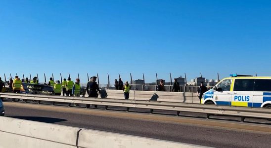 Climate activists block the Vasterbron