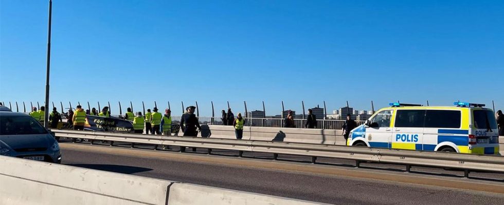 Climate activists block the Vasterbron