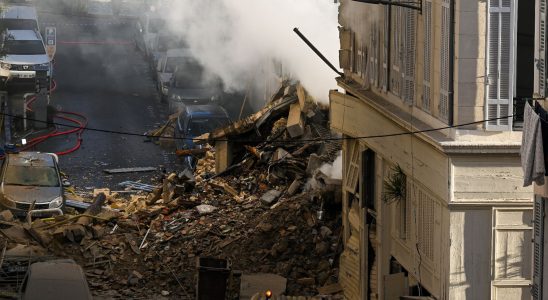 Collapsed building in Marseille between 4 and a dozen people