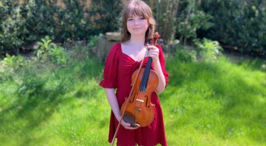 Eline 12 plays the violin at the National Childrens Remembrance