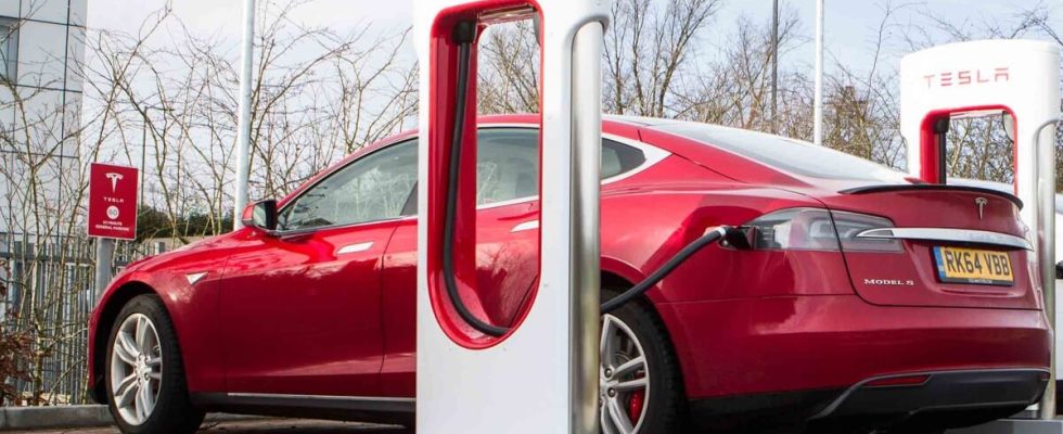 End Teslas Free Supercharger Service