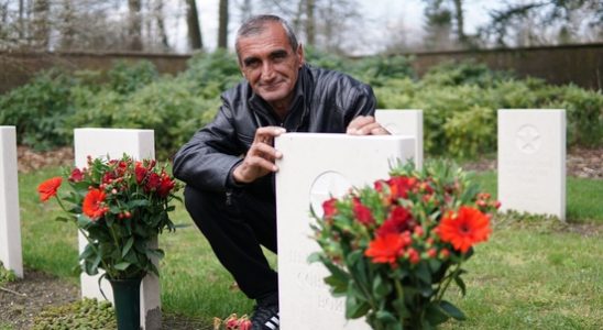 Grandson Georgian soldier visits Soviet Field of Honor in Leusden