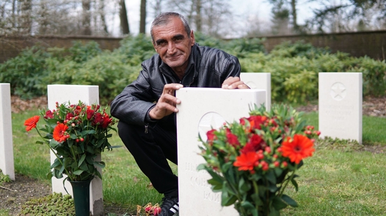 Grandson Georgian soldier visits Soviet Field of Honor in Leusden