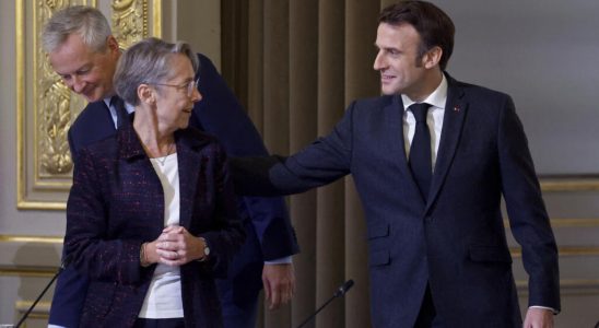 Headlines Emmanuel Macron and Elisabeth Borne are cold in the