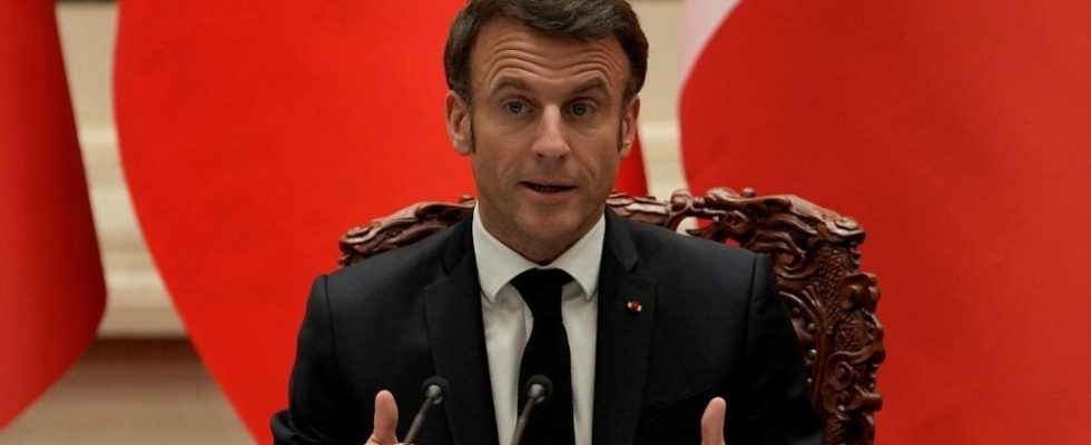 In China Emmanuel Macron sends messages without moving the lines