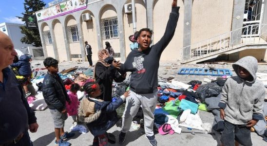 In Tunis the dismantling of a migrant camp in front