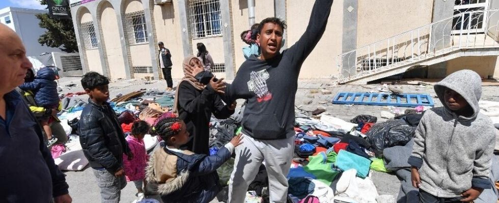 In Tunis the dismantling of a migrant camp in front