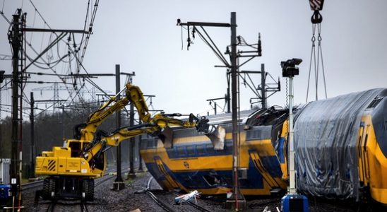 Last derailed train sets from the Voorschoten accident to Amersfoort