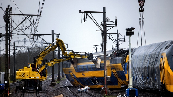 Last derailed train sets from the Voorschoten accident to Amersfoort