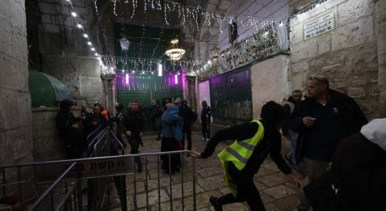 Last minute Masjid al Aqsa raid by Israeli police 200 Palestinians