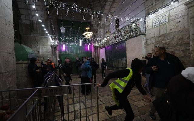 Last minute Masjid al Aqsa raid by Israeli police 200 Palestinians