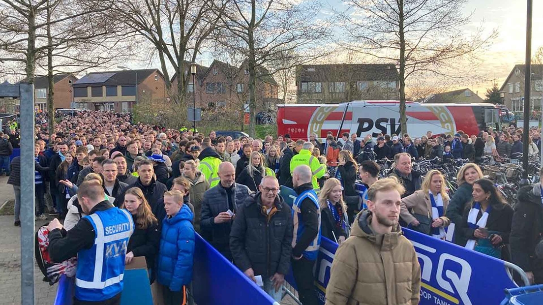 Many football fans in line for Sportpark De Westmaat.