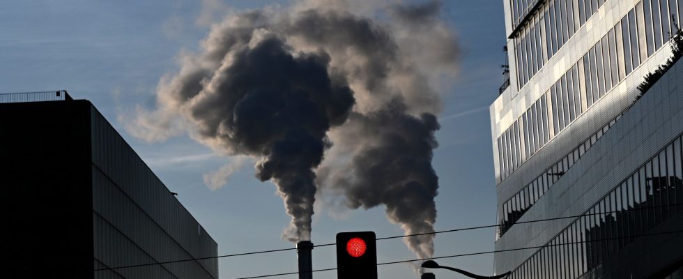 Lower CO2 emissions good news that satisfies no one except