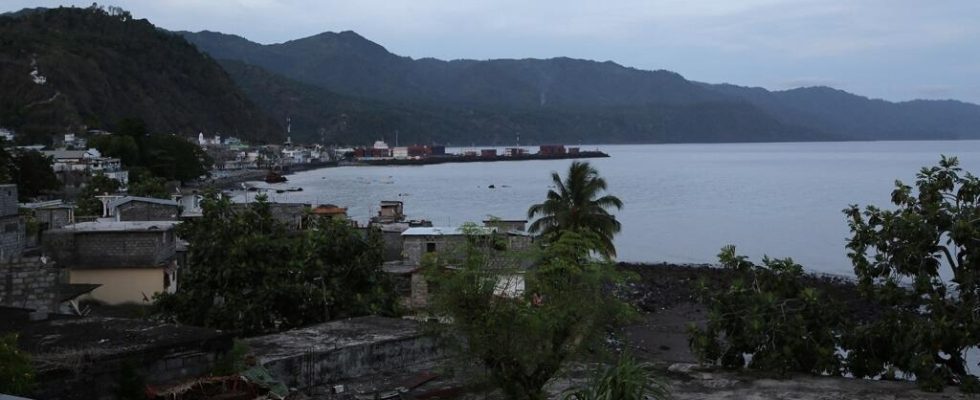 Mayotte Comoros dialogue with France and refuse new expelled boats