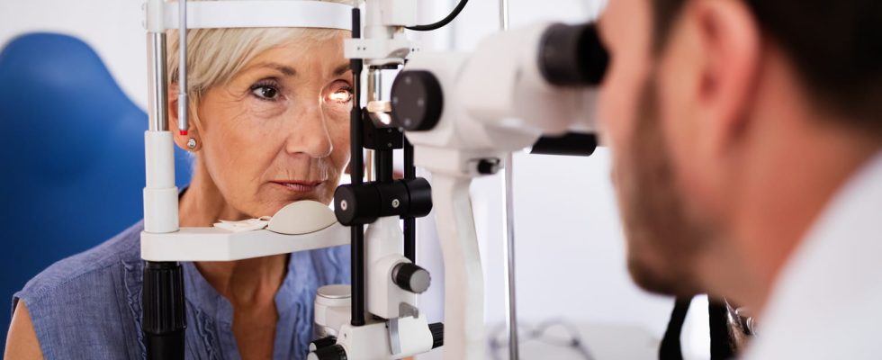 Simple regular eye test could help assess risk of dementia