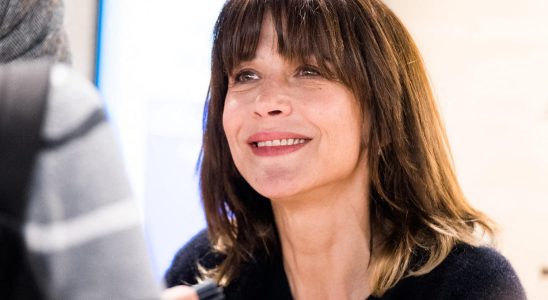 Sophie Marceau without makeup surprises with her recalcitrant bangs