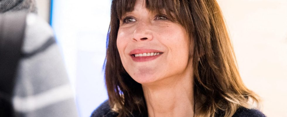 Sophie Marceau without makeup surprises with her recalcitrant bangs