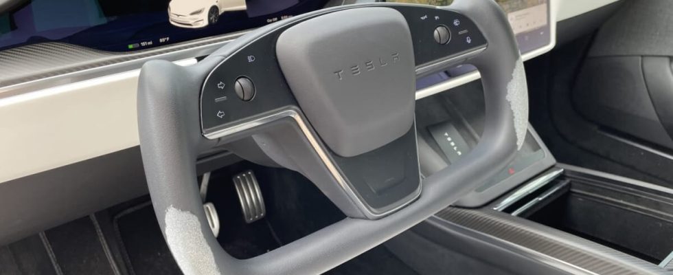 Teslas Classic Steering Wheel Will Be a Paid Option