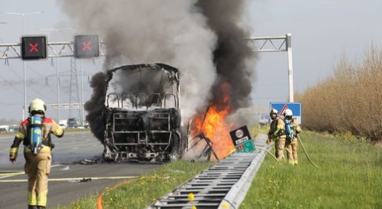 Touring car burns down completely on A2 near Nieuwer ter