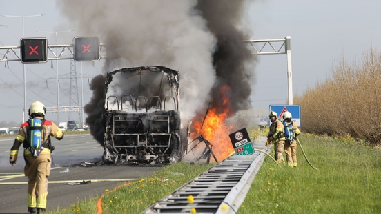 Touring car burns down completely on A2 near Nieuwer ter