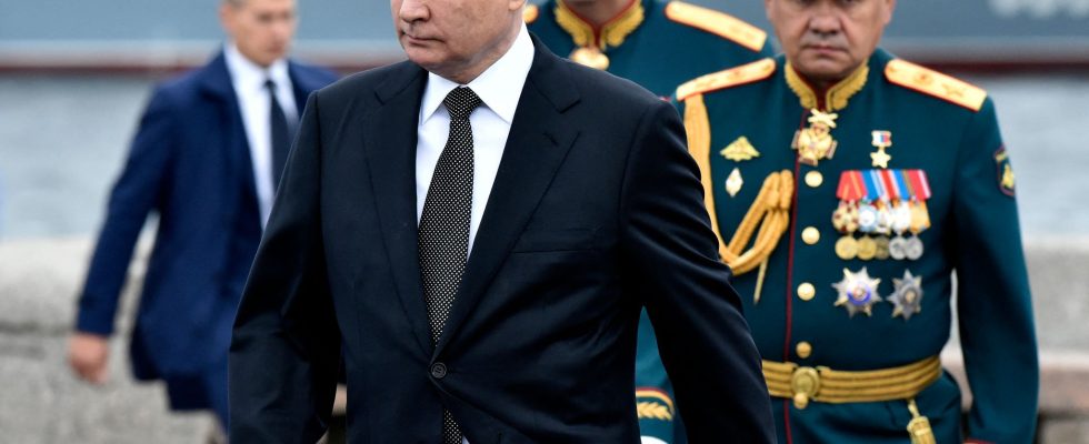 War in Ukraine Putin visits Kherson to meet the military