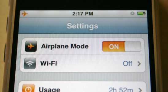 consumer phones in airplane mode to denounce operator tariffs