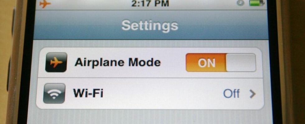 consumer phones in airplane mode to denounce operator tariffs