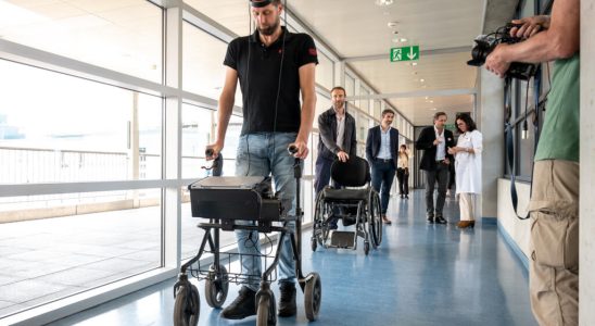 A paraplegic regains control of walking thanks to two technologies