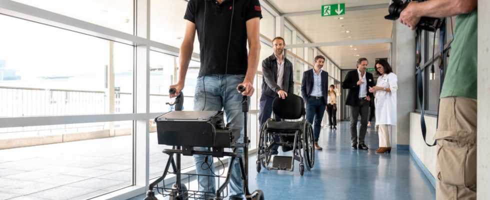 A paraplegic regains control of walking thanks to two technologies