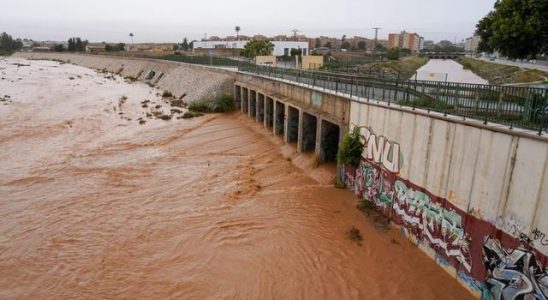 Alarmed in that European country Flood disaster canceled schools