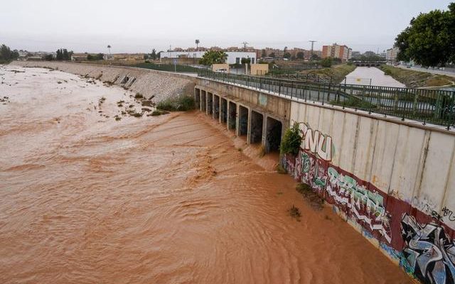 Alarmed in that European country Flood disaster canceled schools