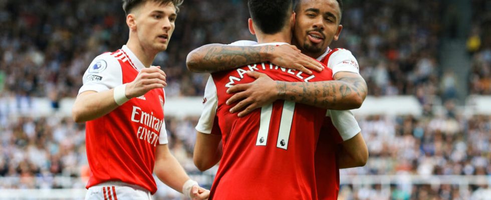 Arsenal control Newcastle and stay in touch with Manchester City