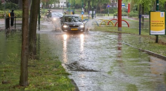 Busy at the fire brigade due to flooding in Baarn