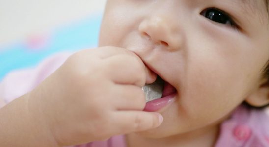 Choking baby child a rescuer gives her tip to avoid