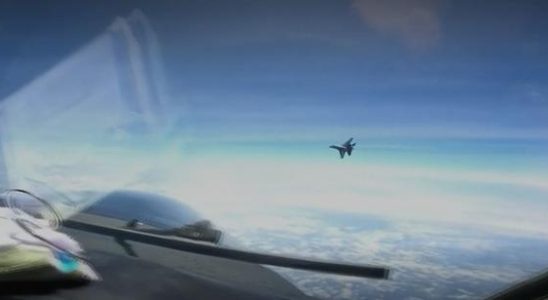 Dangerous moments in the air Chinese fighter jet flew close