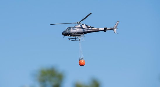 Helicopters water bombs fire in hygge