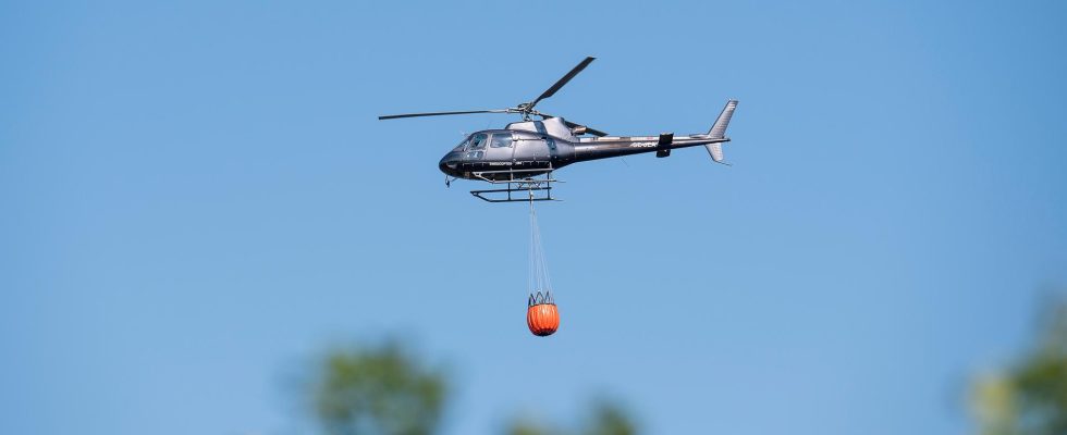 Helicopters water bombs fire in hygge