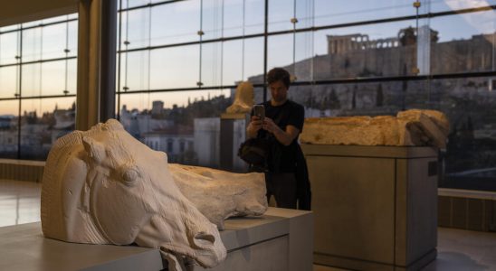 Hundreds of looted antiquities returned to Greece