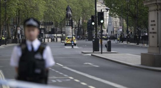 Intrusion alert in London Car crashed into the doors of