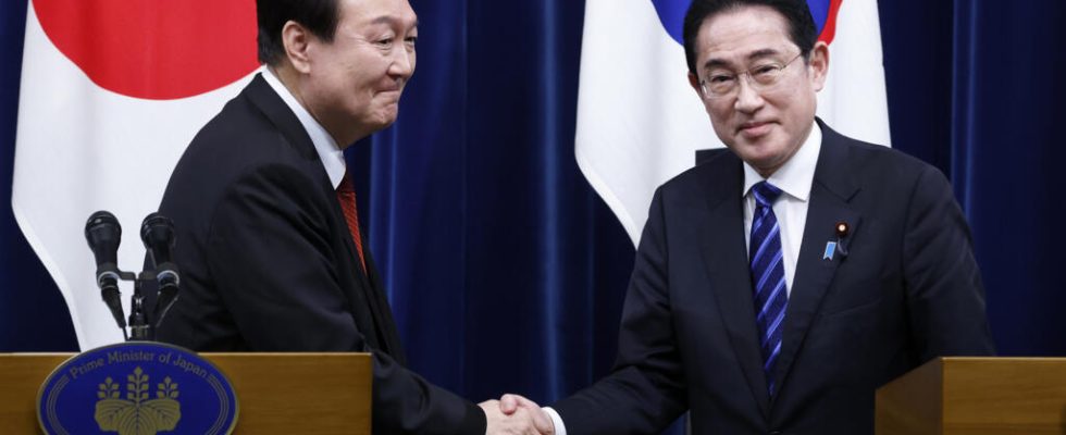 Japanese PM visits S Korea to strengthen ties