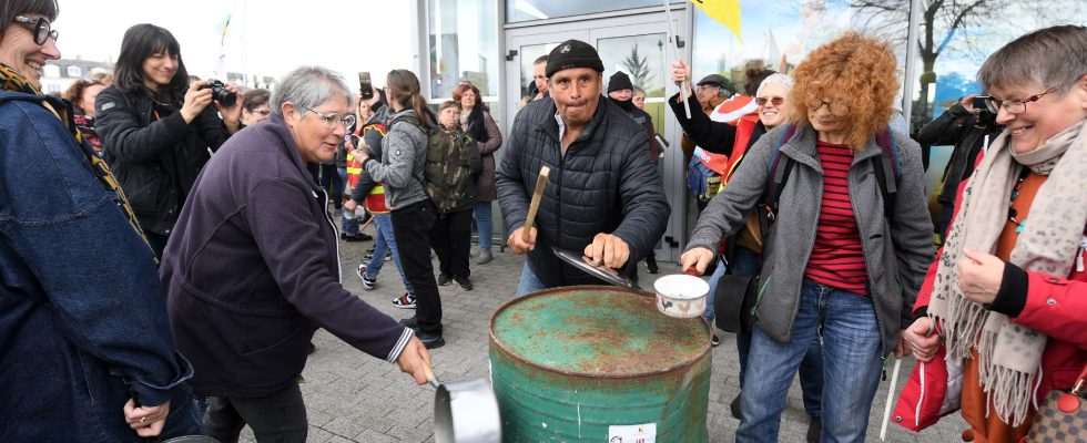 Macron targeted the bad noise of pans