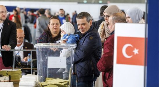 Major interests in Turkish neck and neck race Dutch votes more important