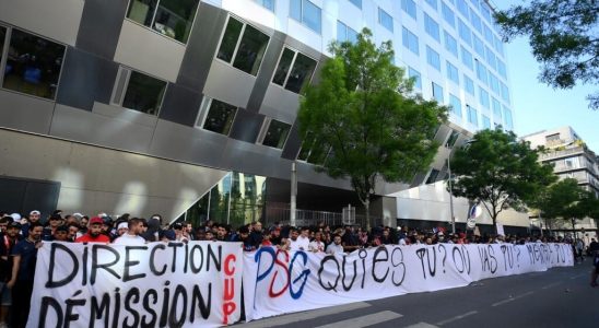 PSG Parisian ultras angry at their club