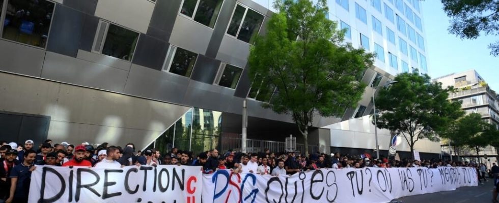 PSG Parisian ultras angry at their club