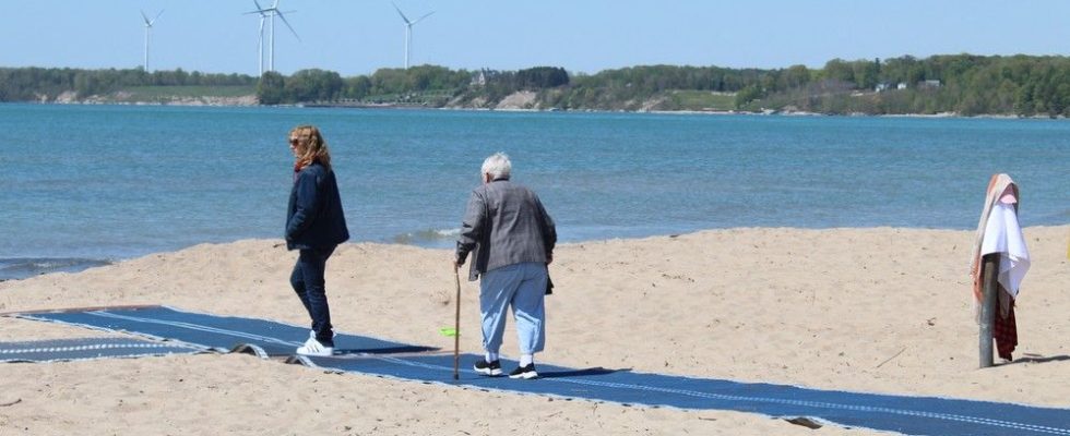 Private beach in Port Dover remains closed as talks between