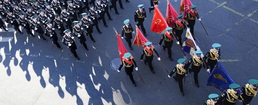 Russia rehearsals for the May 9 parade under close surveillance